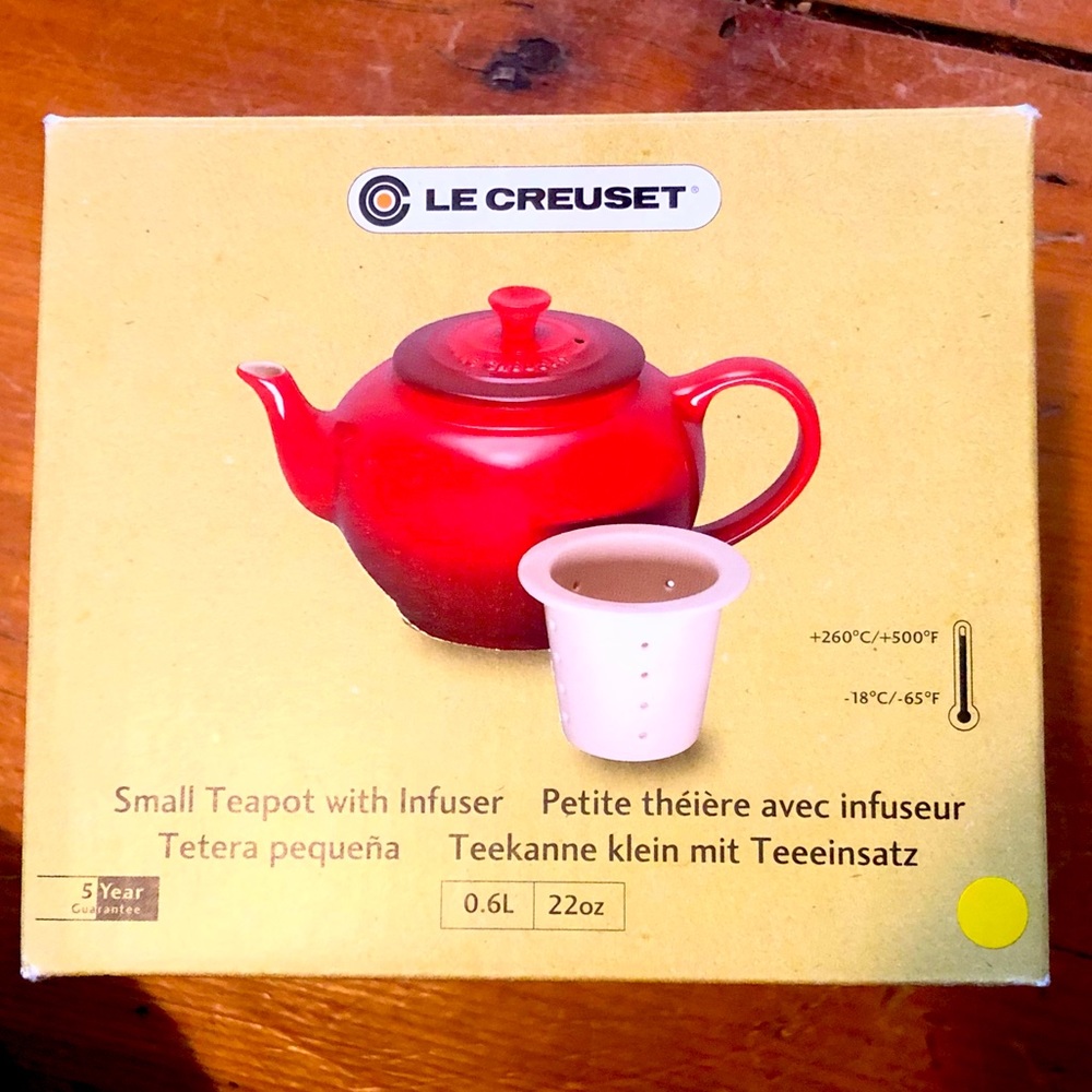 Le Creuset Teapot NWT !!